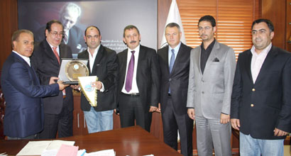 Türksad'dan Özcan'a plaket. Türksad'dan Özcan'a plaket.